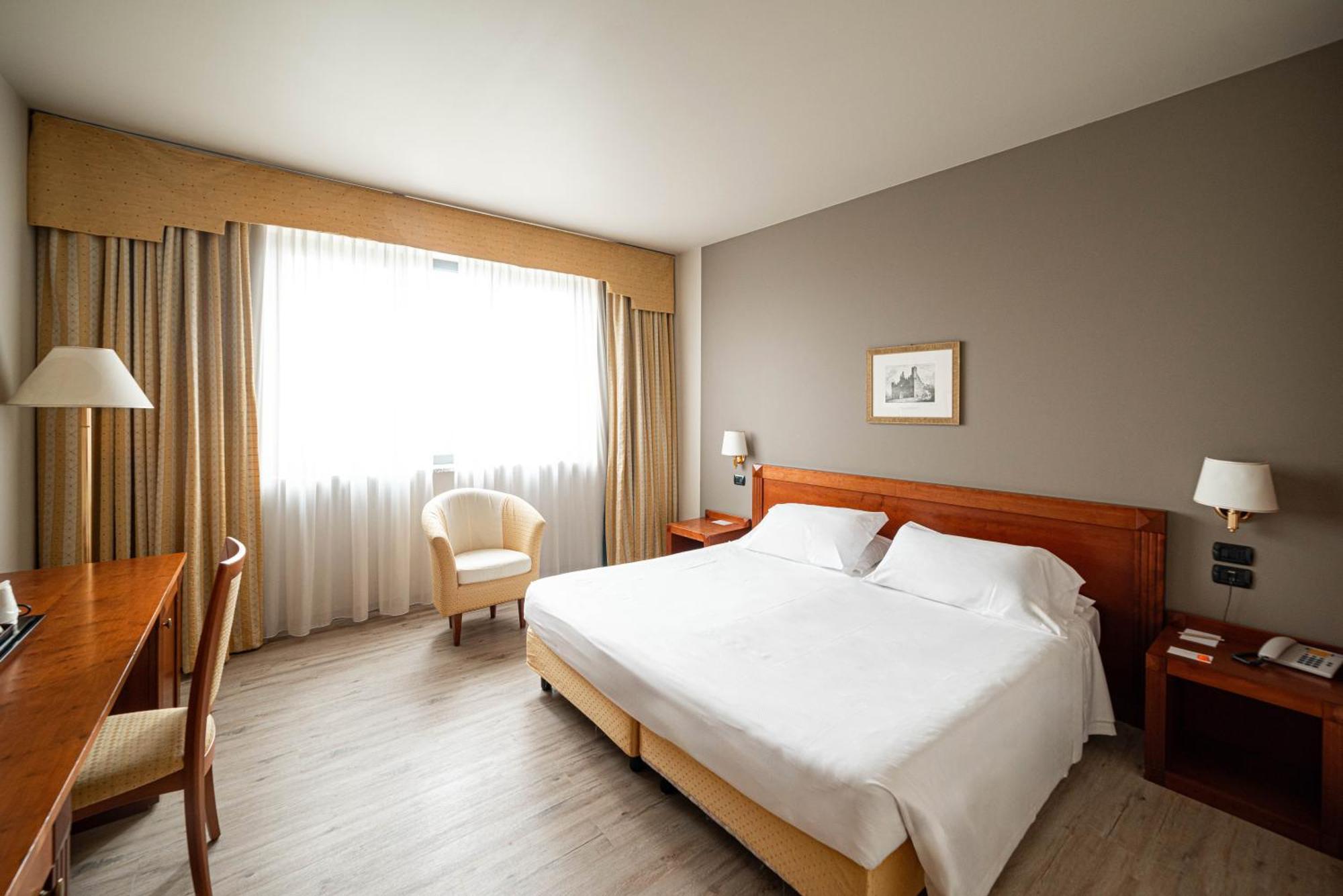 Phi Hotel Cavalieri Бра Екстериор снимка